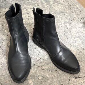 DR. MARTENS Zillow Women’s Chelsea Boots